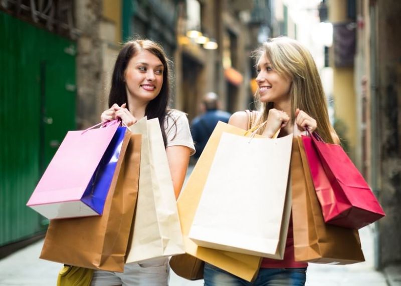 Hallo? Denkt hier auch mal einer an mich? Ich bin eine Frau, also shoppe ich bewusst anders.